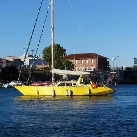 Nuit Atypique Sur Un Voilier De Voyage *